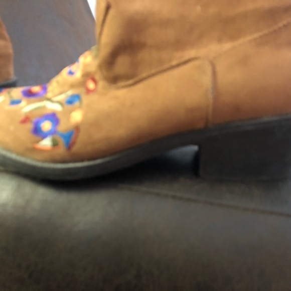 Size 7.5 super cute, boho style brown faux suede MUDD ankle boots. So trendy - Picture 2 of 6